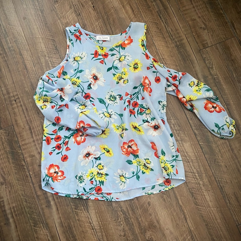 Cold shoulder top size small